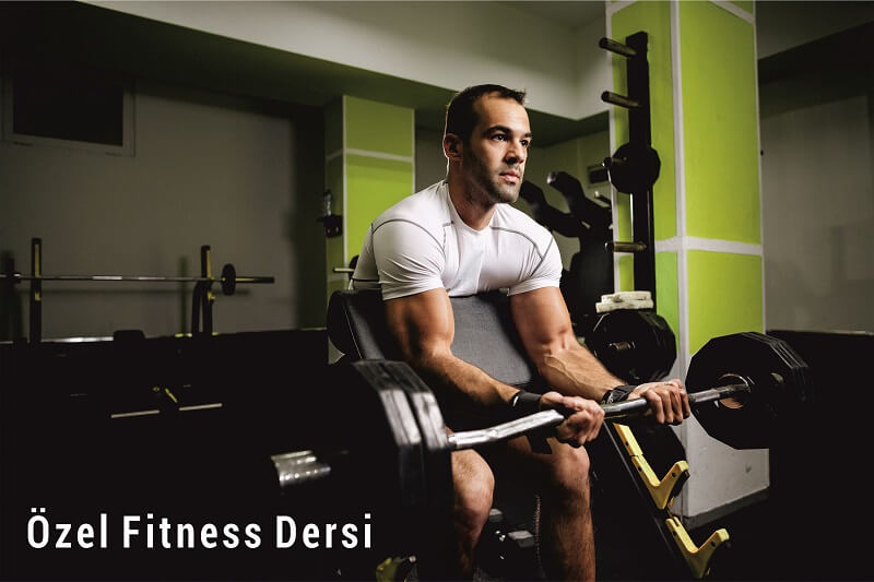 Özel fitness dersine katılan erkek öğrenci
