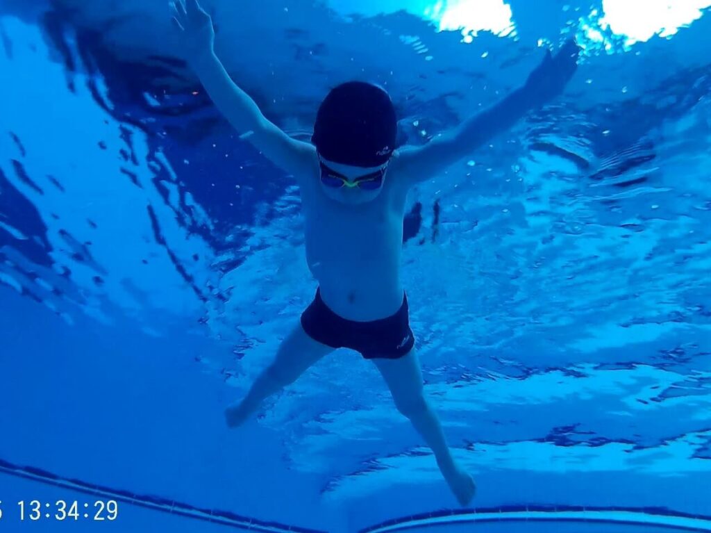 Taksim yüzme havuzunda özel yüzme kursu alan Teo sport yüzme kursu erkek çocuk öğrencisi