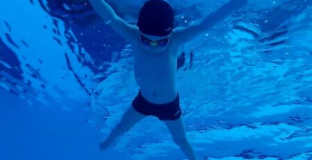 Taksim yüzme havuzunda özel yüzme kursu alan Teo sport yüzme kursu erkek çocuk öğrencisi