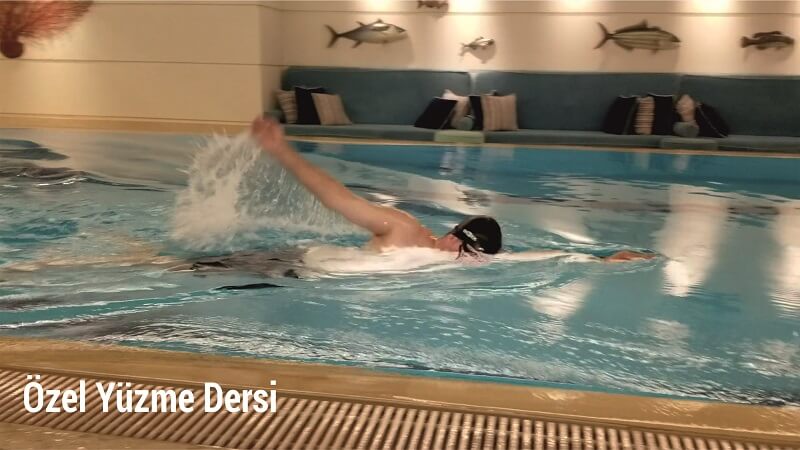 Özel yüzme dersi alan erkek öğrenci