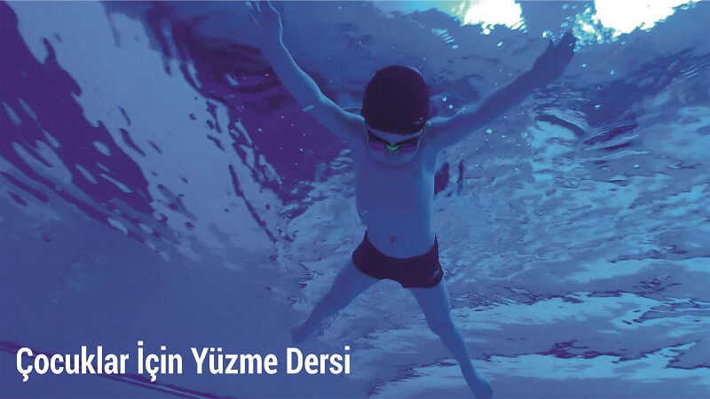 Çocuklar için yüzme dersine gelen erkek çocuk öğrenci