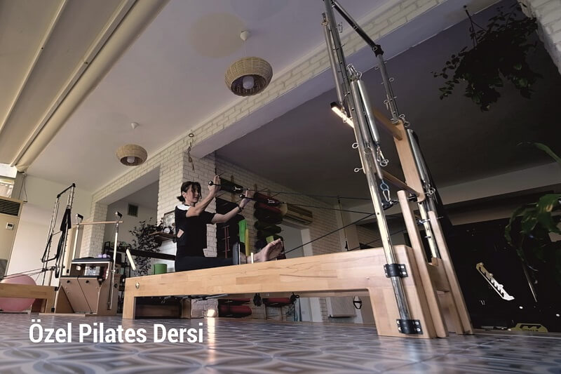 taksim-sisli-reformer Özel pilates dersi yapan kadın yoga eğitmeni