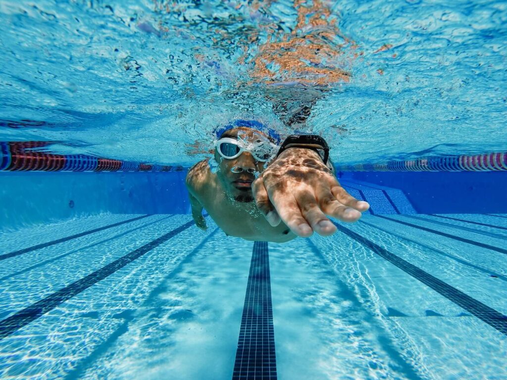 Havuzda antrenman yapan yüzücü