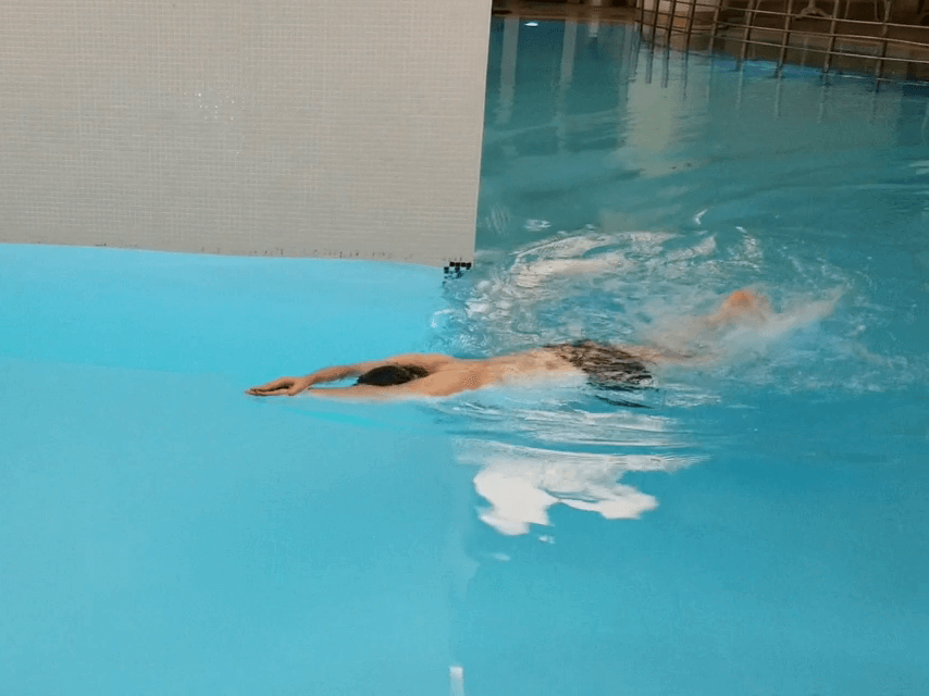 Teo sport istanbul yüzme kursunun özel yüzme dersi öğrencisi