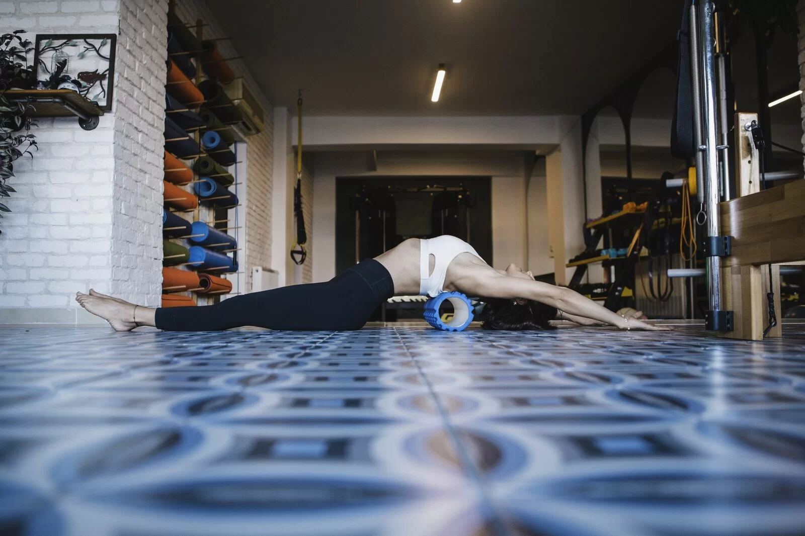 Cihangir pilates stüdyosunda pilates yapan kadın